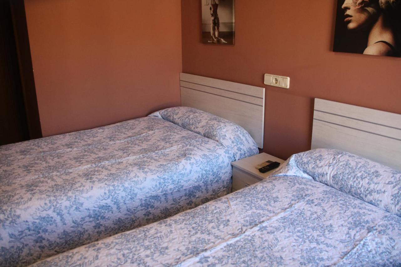 Hostal Burgales Milagro Екстер'єр фото